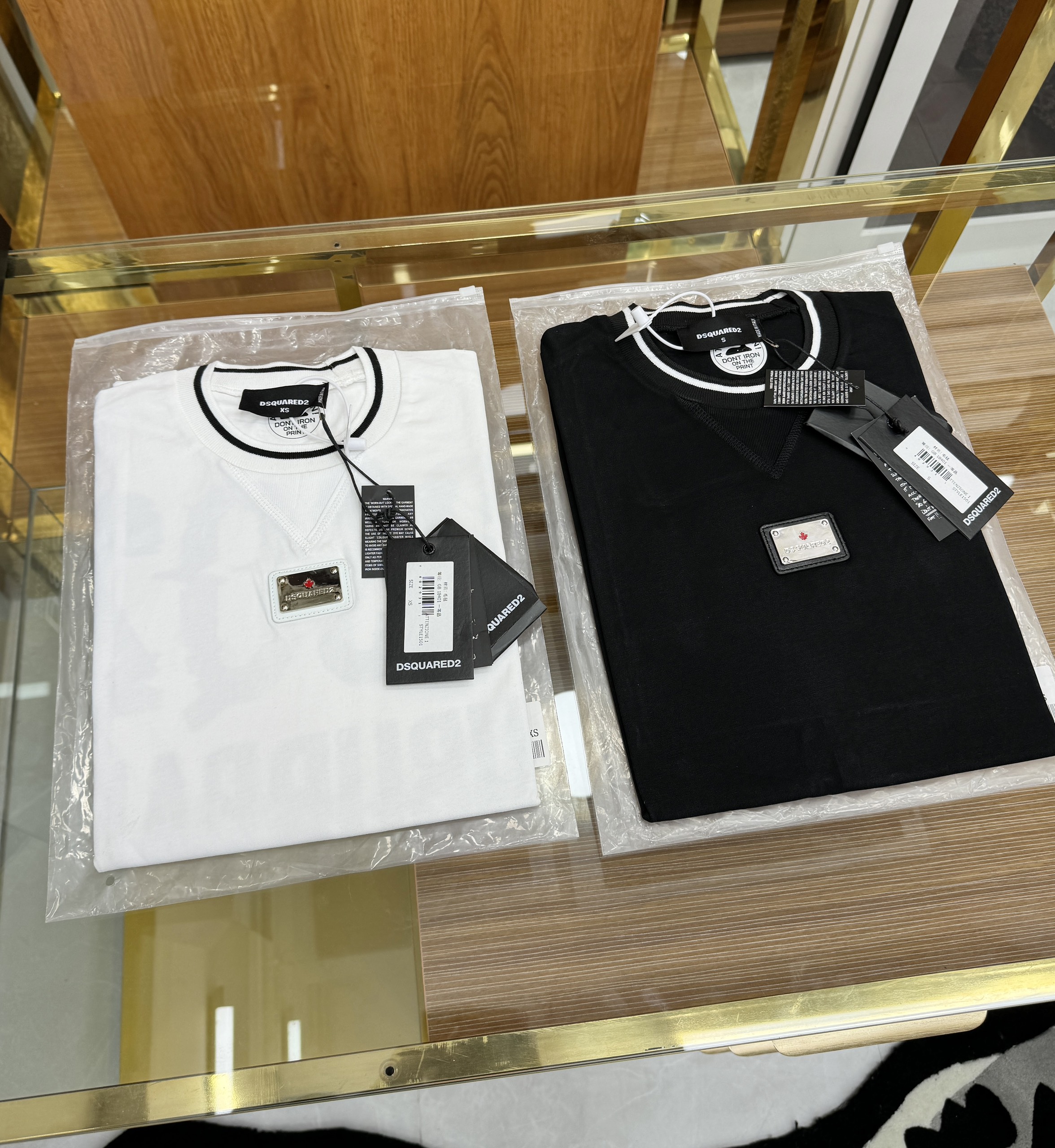 Áo phông T-shirt Dsquared2 DSQ2 logo tag vuông cổ họa tiết chữ lưng Like Auth on web CD